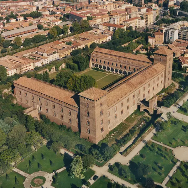 Vista aerea del Castello Visconteo di Pavia, sede dei Musei Civici