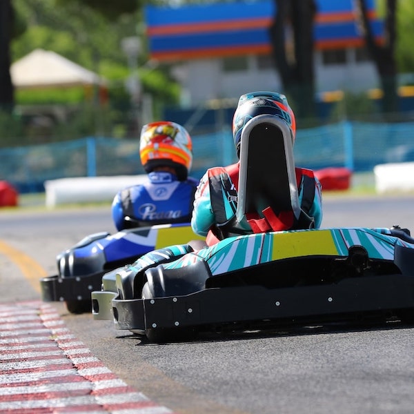 Pista Azzurra vista del circuito con Go-Kart visti di spalle